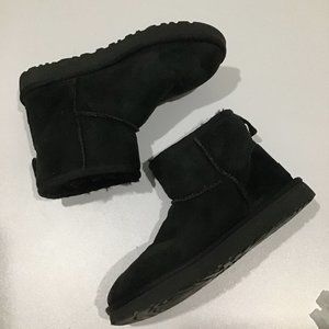 Short black uggs